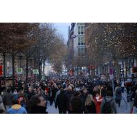 1568_2325 Für den Autoverkehr gesperrte Mönckebergstrasse zur Weihnachtszeit - Fussgänger. | Adventszeit - Weihnachtsmarkt in Hamburg - VOL.1